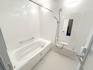 バスルームリフォーム 白が基調の清潔感あふれるバスルーム＆収納力UPで便利なレストルーム