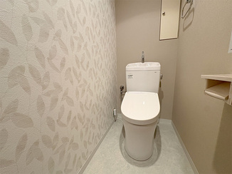 トイレリフォーム こだわりクロスでカフェ風レストルームへ