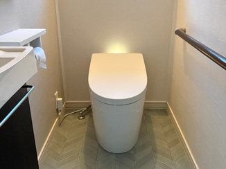 トイレリフォーム 内装を一新し、モダンな空間に生まれ変わったレストルーム