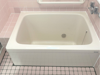 バスルームリフォーム 既存タイルを活かし、違和感なく交換した浴槽