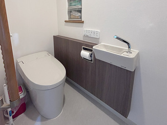 トイレリフォーム すっきりとした空間を実現したタンクレス採用のレストルーム